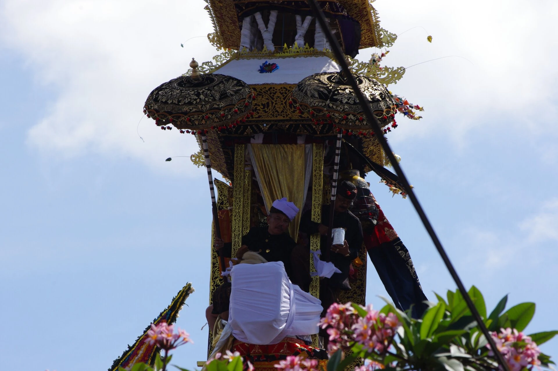 Officiers sur la tour bûcher