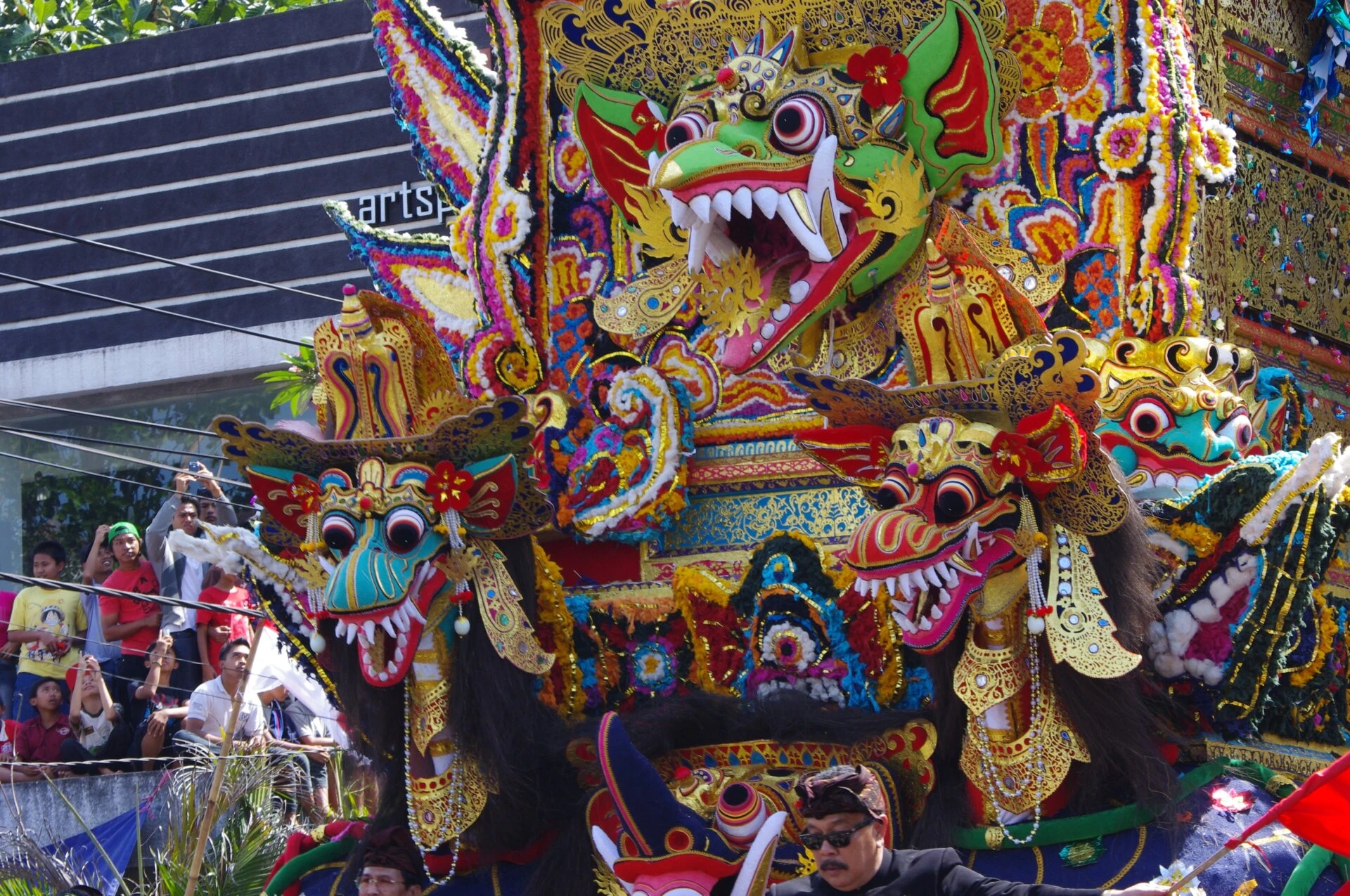 Dragons qui ornent la tour bûcher
