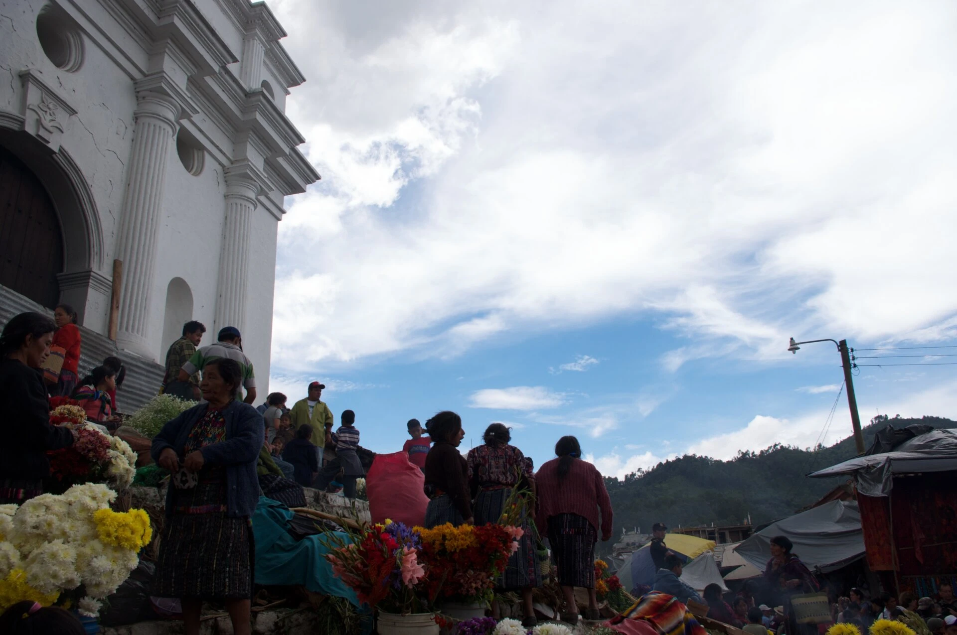 Frente a la iglesia