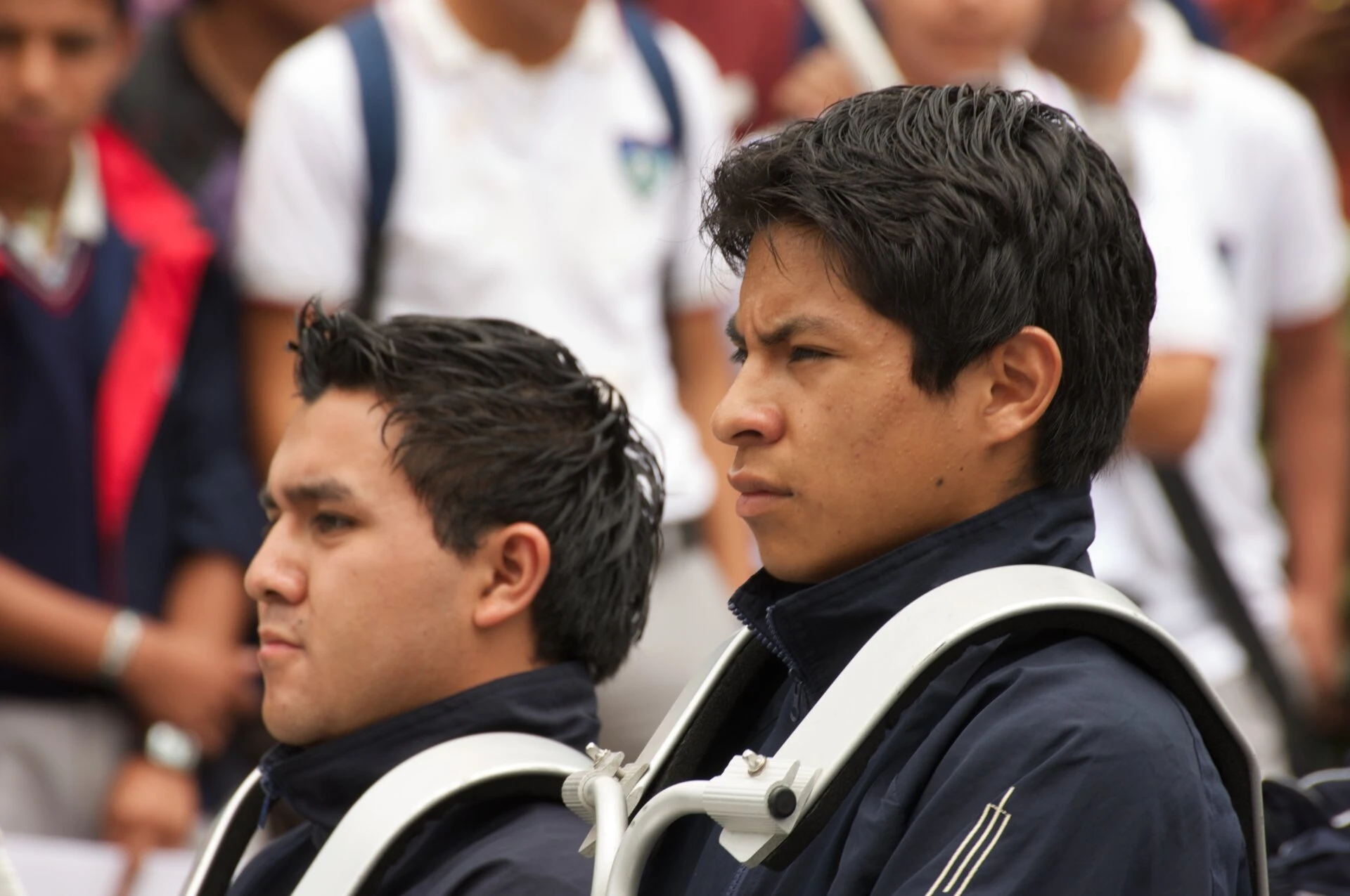 Musicos serios y jovenes