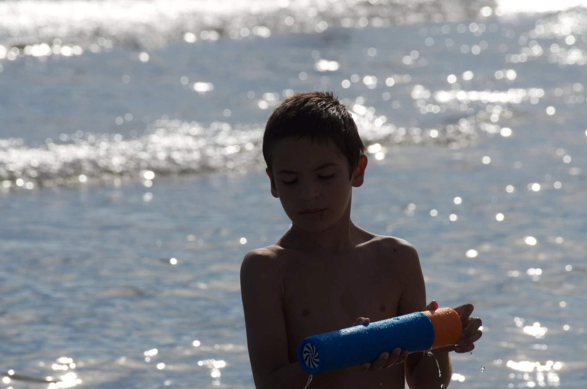 Enfant au jouet