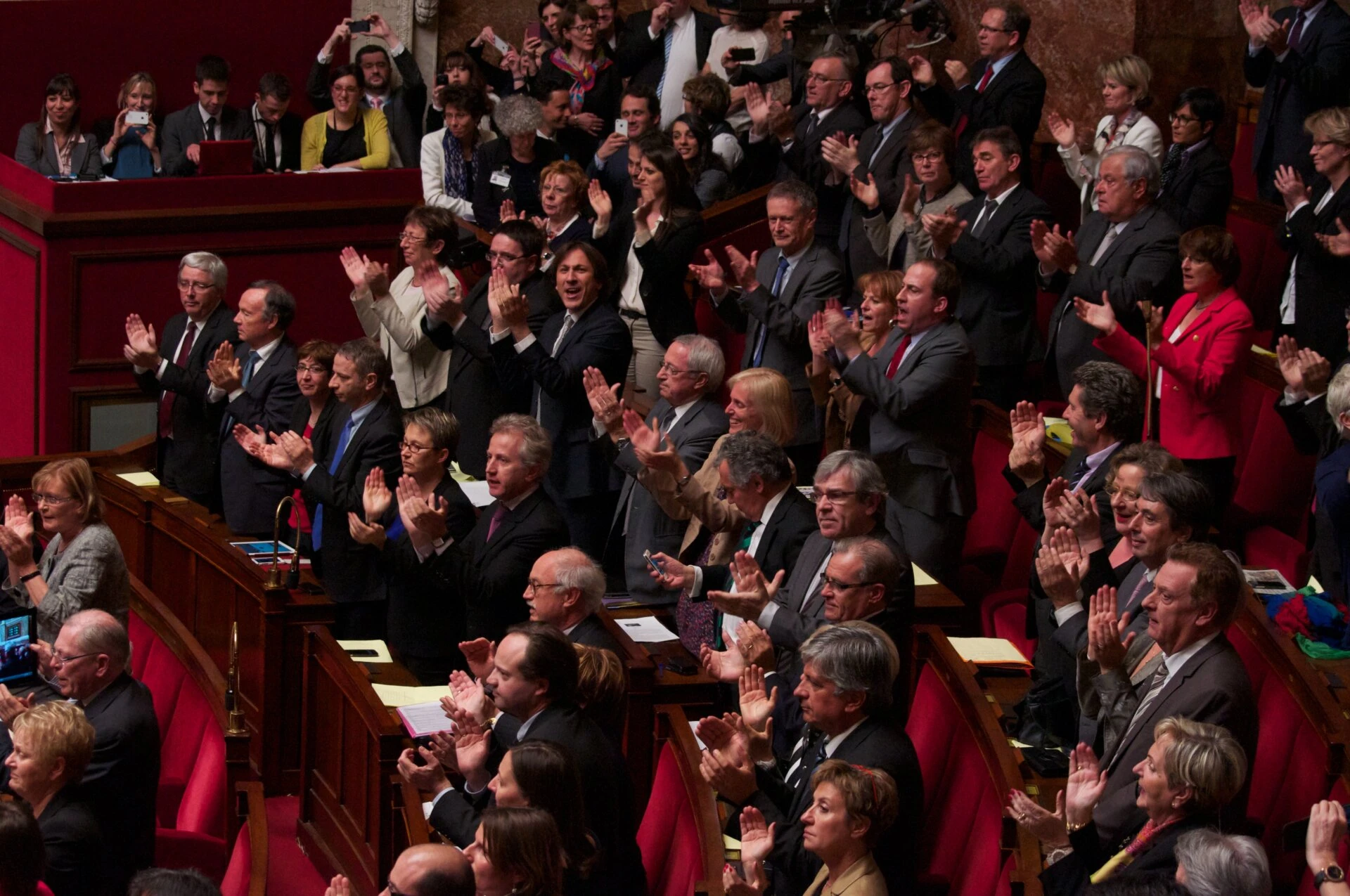 Applaudissements sur les rangs de gauche