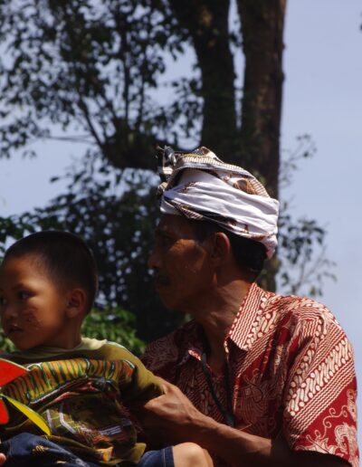 Enfant balinais et son père