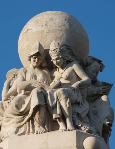 Los cinco continentos (detalle del monumento Miguel de Cervantes)
