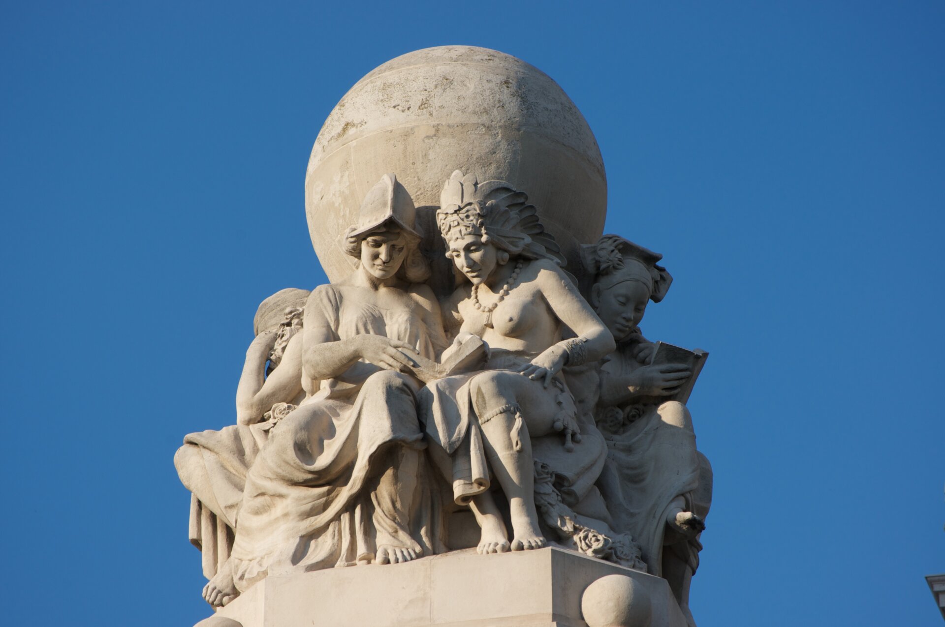 Los cinco continentos (detalle del monumento Miguel de Cervantes)
