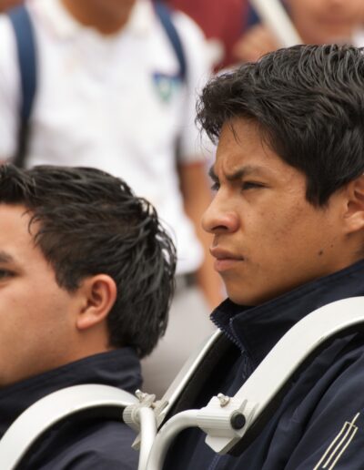 Musicos serios y jovenes