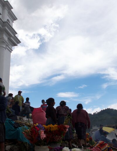Frente a la iglesia