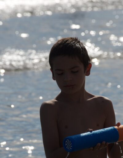 Enfant au jouet