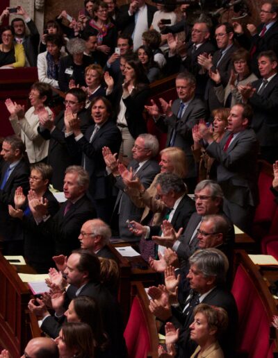 Applaudissements sur les rangs de gauche